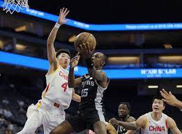 太阳报：英乙球迷在看台上发病，直升机降落在球场里进行急救